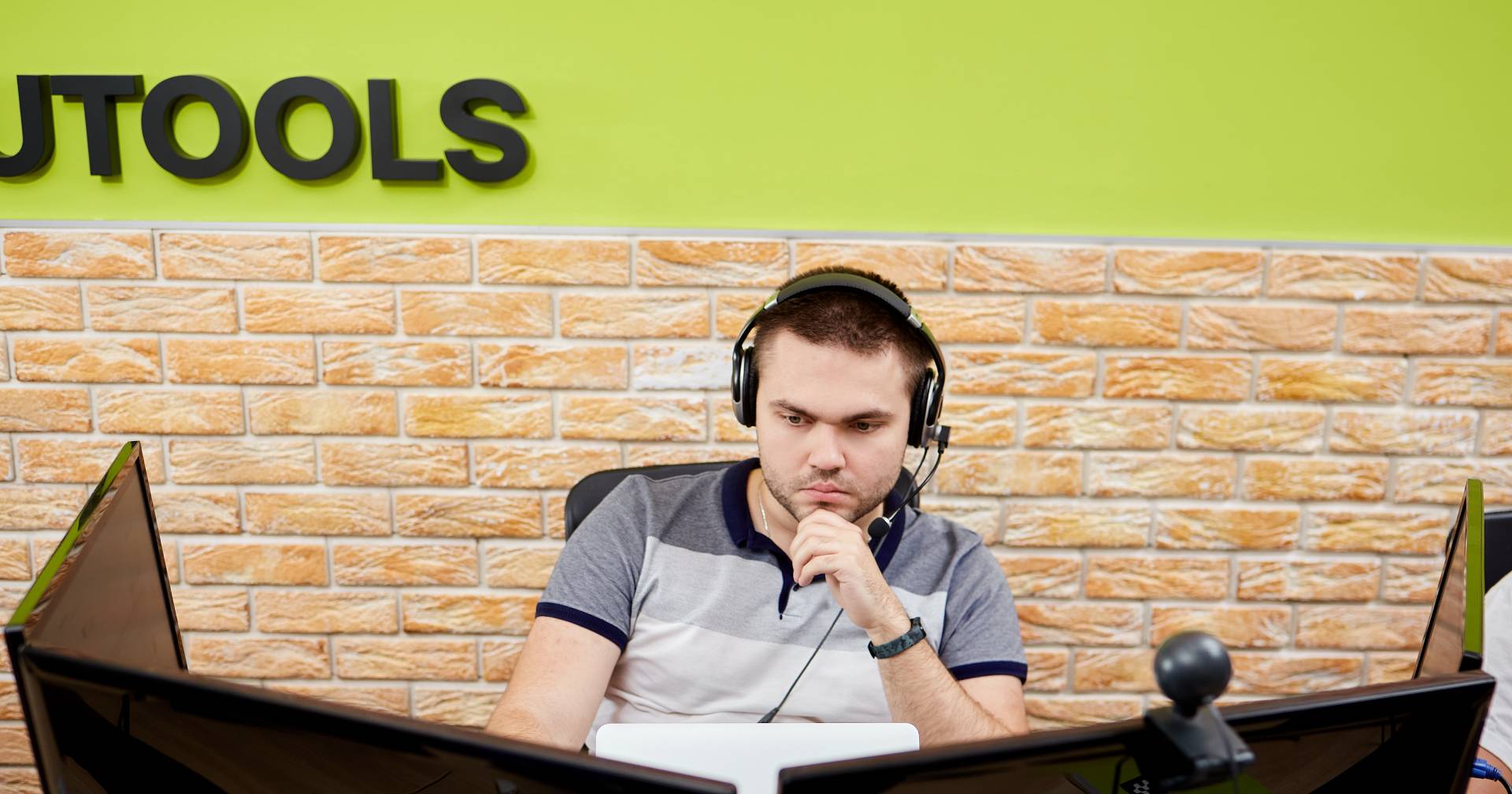 Розробник сумлінно працює