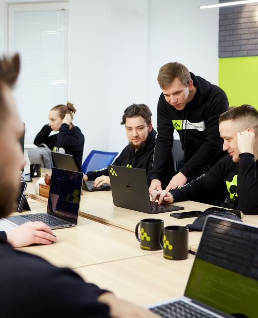 Middle фахівець перевіряє роботу